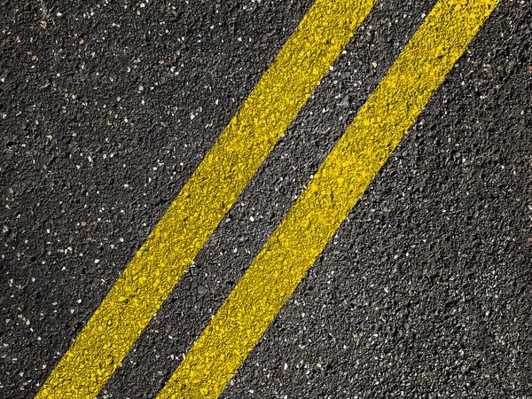 Camino de asfalto con líneas amarillas dobles . — Foto de Stock