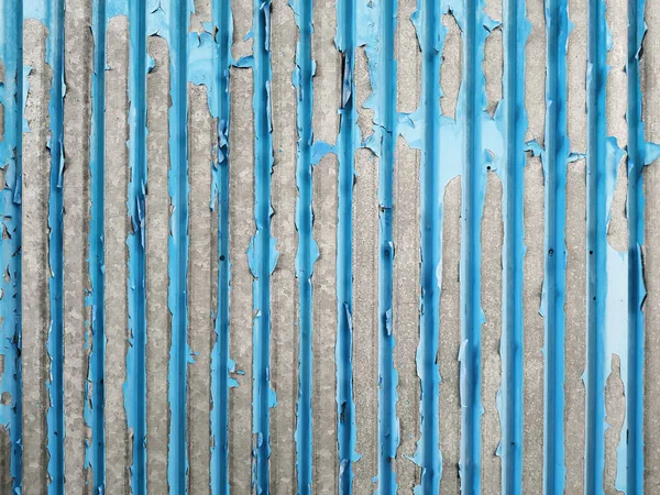 Feuille ondulée rouillée avec peeling peinture bleue — Photo