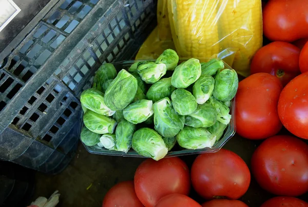 Varza de Bruxelles de vânzare pe piața agricolă. Contextul — Fotografie, imagine de stoc