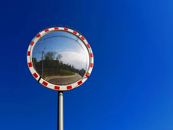 Straße konvexer Spiegel am blauen Himmel. — Stockfoto
