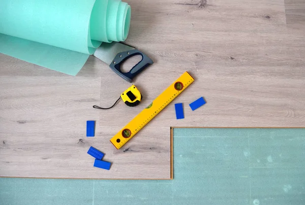 Paneles de piso, parquet, laminado, suelos de madera y herramientas . — Foto de Stock