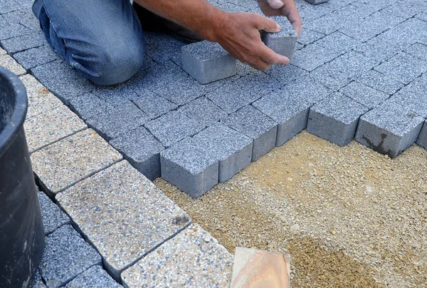 Ein Arbeiter machte einen Bürgersteig aus Ziegeln. — Stockfoto