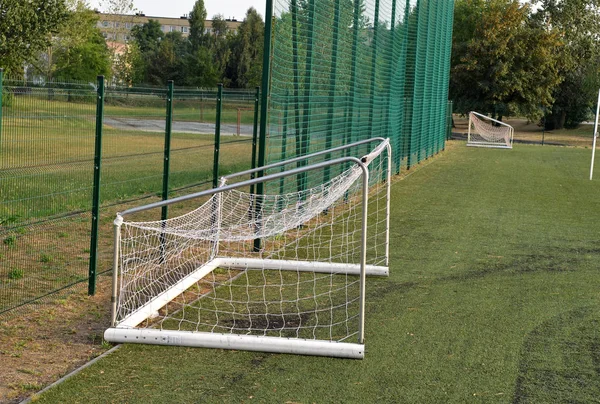 Widok sieci na pustym boisku do piłki nożnej. — Zdjęcie stockowe