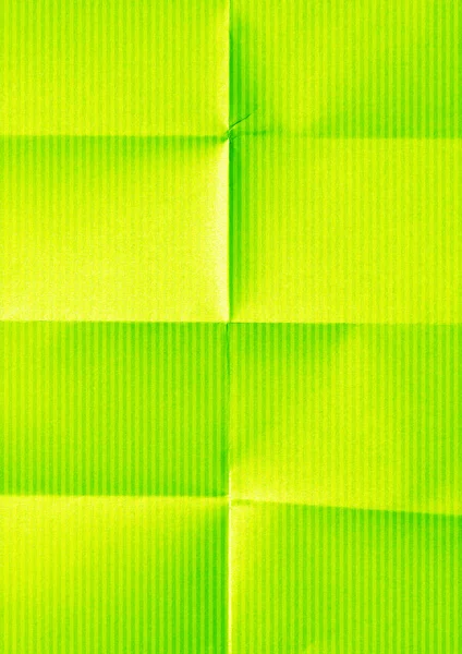 Grün zerknitterte gestreifte vertikale Papierstruktur. — Stockfoto