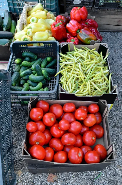 Frutas e produtos hortícolas num mercado agrícola para venda . — Fotografia de Stock