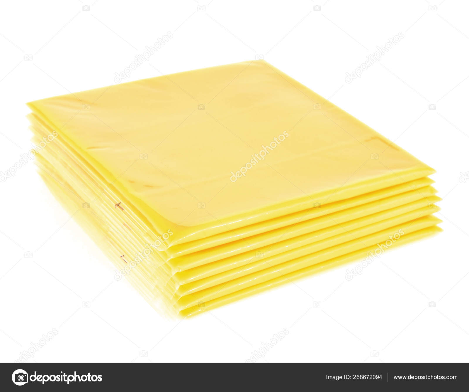 Fatias de queijo americano processado em fundo branco — Foto © thepixel  #268672094, image size:1600x1335