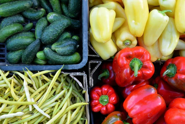 Owoce i warzywa na rynku rolników na sprzedaż. Kolor conce — Zdjęcie stockowe