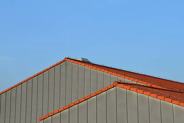 Rotes Dach des neuen modernen Hauses vor blauem Himmel. — Stockfoto