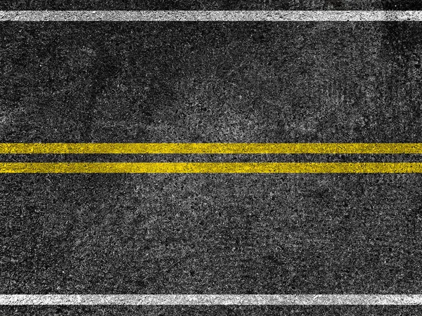 Asfaltowa droga z podwójnymi żółtymi liniami. — Zdjęcie stockowe