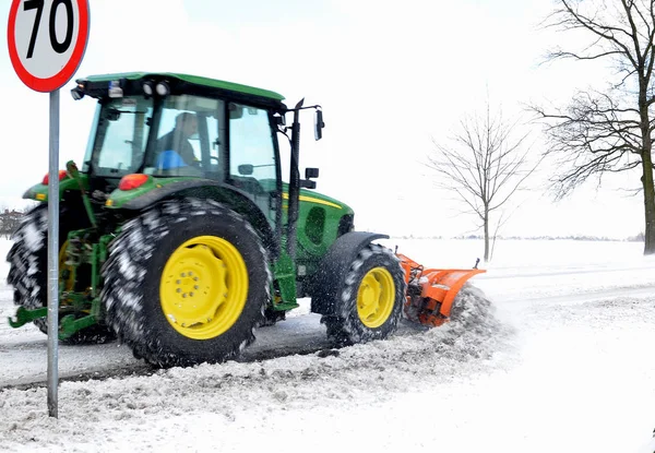 Hombre Conducir Tractor Campo Invierno Limpieza Carretera Nieve —  Fotos de Stock