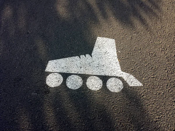 Roller skating teken in de weg. — Stockfoto