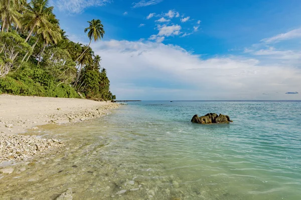 Plage tropicale avec belle vue, cocotier et sable blanc — Photo