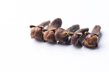 Beyaz arkaplanda izole edilmiş yakın plan kuru karanfiller.
