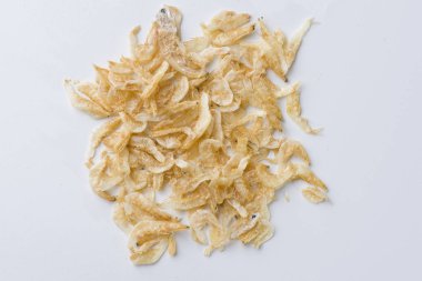 Kurutulmuş karides, beyaz arka planda izole edilmiş.