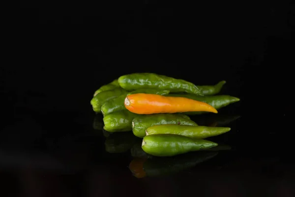 Cayanne paprika isolerad på svart — Stockfoto