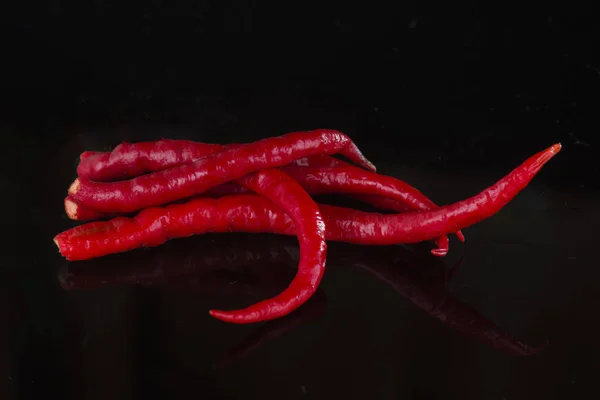 Red chili pappers isolado no fundo preto — Fotografia de Stock