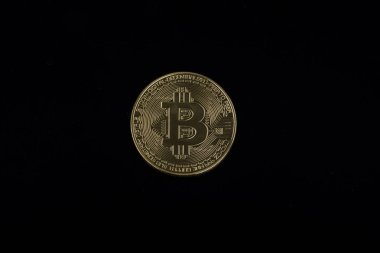 Bitcoin & şifreli para birimi siyah üzerine izole edildi