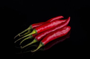 Kırmızı biber kağıtları siyah arkaplanda izole edildi