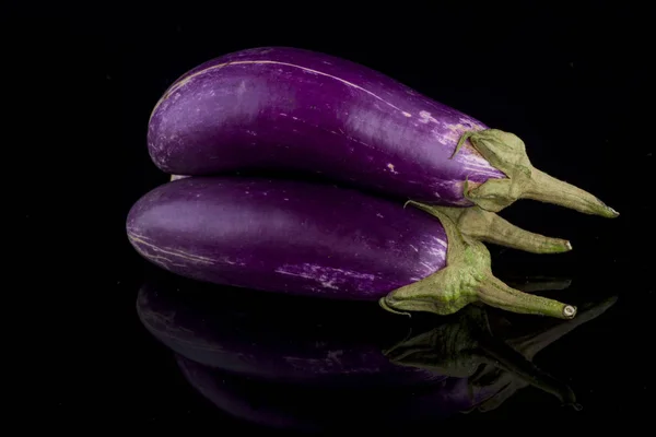 Verse rauwe aubergine geïsoleerd op zwarte achtergrond — Stockfoto