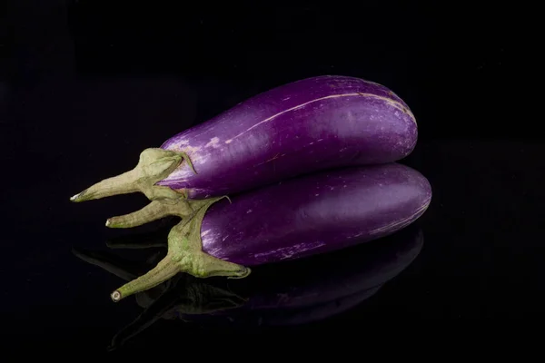 Färsk rå aubergine isolerad på svart bakgrund — Stockfoto