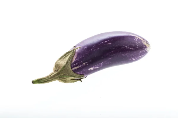 Verse rauwe aubergine geïsoleerd op wit — Stockfoto