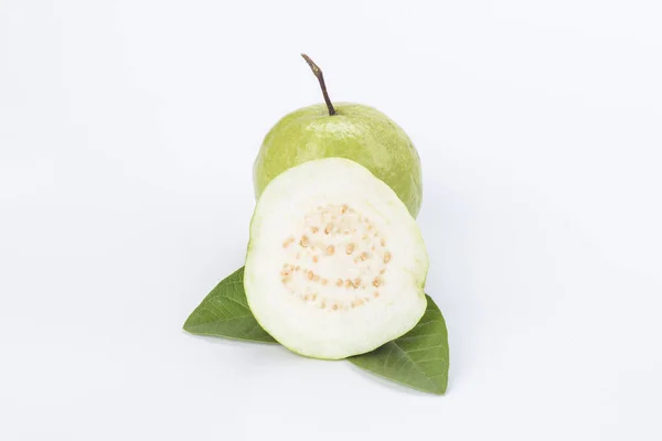 Fetta di guava bianca con foglia isolata su bianco — Foto Stock