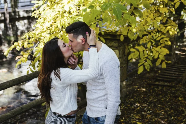 Young Couple Enjoying Day Countryside — Stock Photo, Image