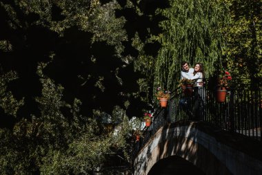 Genç çift bir gün kırsal kesimde zevk