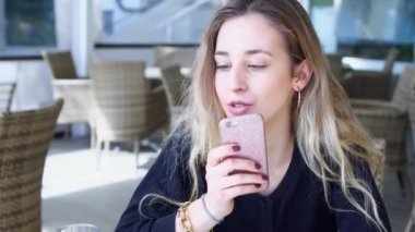 kadın onun smartphone ile söz