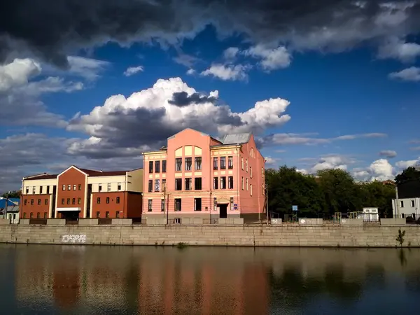 pembe okulda olan nehir şehir merkezinde çıkabilir