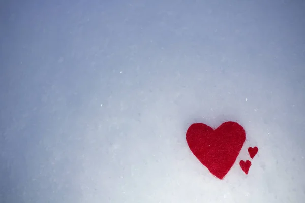 kumaş üç kırmızı kalpler soğuk kabarık kar üzerinde yalan