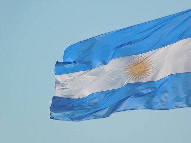 Bandera Arjantin flameando al viento ayık un cielo celeste