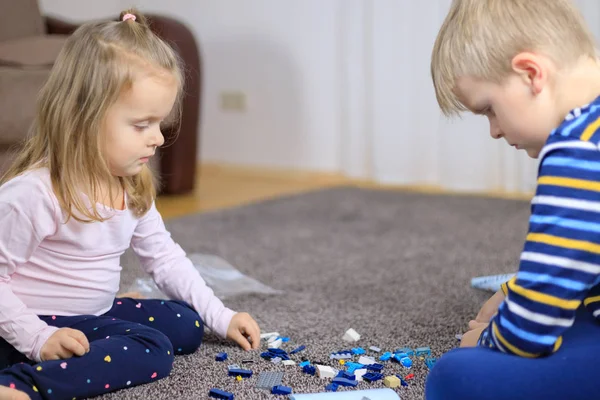 Två barn som leker med massor av färgglada plast block konstruktör. — Stockfoto