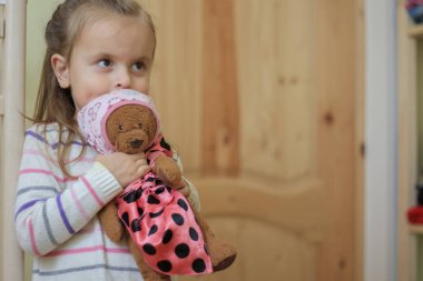 Oyuncak ayı holding gülümseyen bebek kız