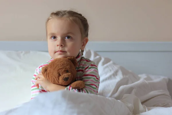 Niña sosteniendo oso de peluche — Foto de Stock