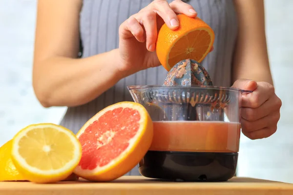 Femme fait du jus d'orange — Photo