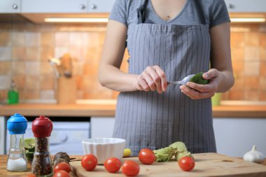 Kadın taze olgun avokado gelen geleneksel Meksika sosu guacamole yapma.