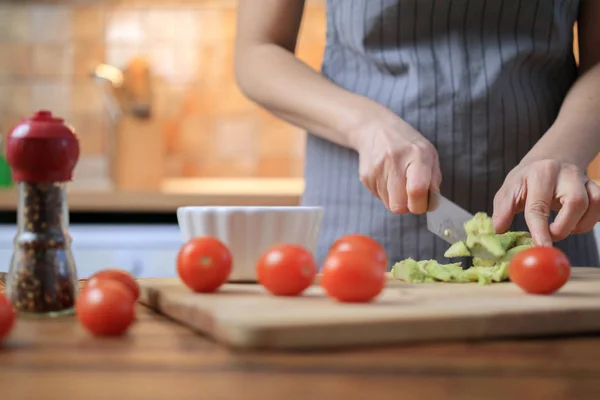 Mujer haciendo salsa mexicana tradicional Guacamole de aguacates maduros frescos . — Foto de Stock