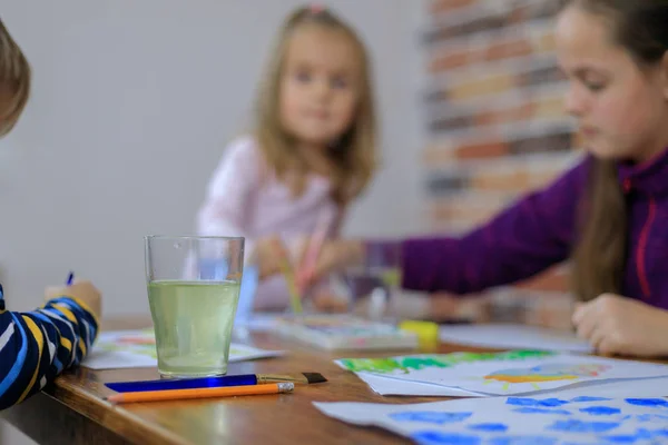 Niños felices - niño y dos niñas está dibujando con pintura de colores — Foto de Stock