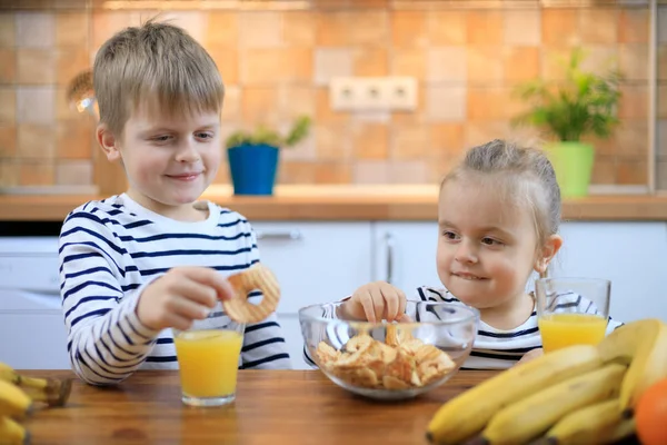 Niño y niña comiendo papas fritas saludables — Foto de Stock