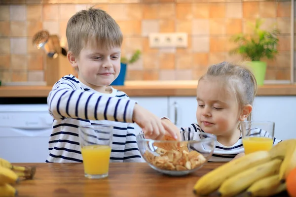 Niño y niña comiendo papas fritas saludables — Foto de Stock