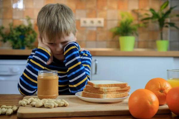 Niño lindo no querer comer comida saludable en la cocina —  Fotos de Stock