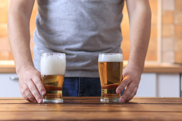 Män håller två glas med öl — Stockfoto
