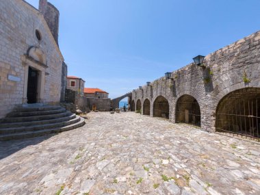 Ulcinj eski kentinin tarihi binalarında arkeoloji müzesi, Karadağ.