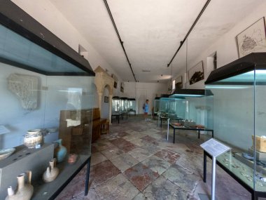 Ulcinj eski kentinin tarihi binalarında arkeoloji müzesi, Karadağ.