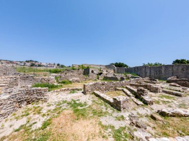 Ulcinj eski kentinin tarihi binalarında arkeoloji müzesi, Karadağ.