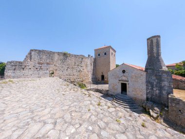 Ulcinj eski kentinin tarihi binalarında arkeoloji müzesi, Karadağ.