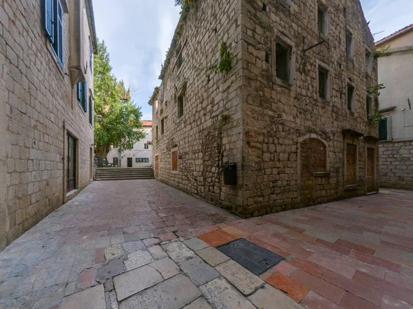 Mooie smalle straatjes van de oude stad van Kotor, Montenegro. — Stockfoto