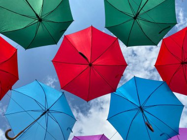 Arka plan renkli şemsiye sokak dekorasyonu.