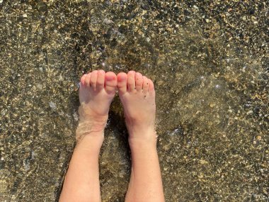 Deniz dalgasında bebek bacakları sıçrıyor